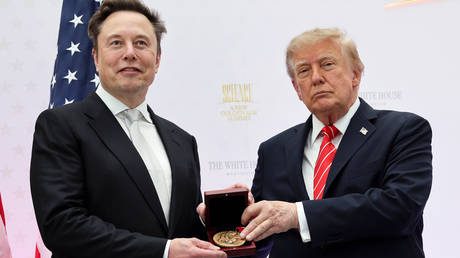 Илон Маск пообещал подарить каждому американскому ребёнку акцию SpaceX