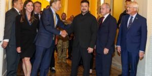 Зеленский обратился к сенаторам США с просьбой надавить на Трампа из-за ограничений помощи