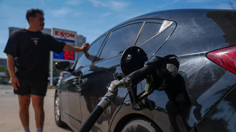 Американские нефтяные гиганты наживаются на войне, пока Трамп рискует потерять Конгресс
