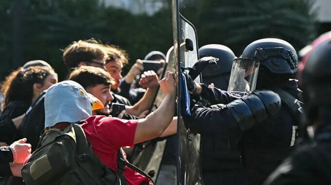 Франция как «предостережение»: насильственные протесты студентов подогревают дебаты об иммиграции в США