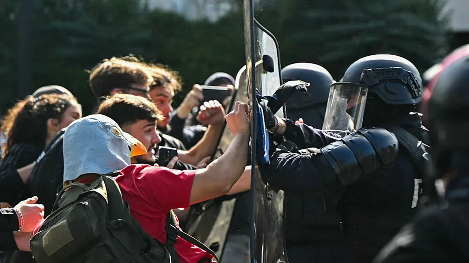 Франция как «предостережение»: насильственные протесты студентов подогревают дебаты об иммиграции в США