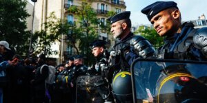 Франция на пороге новых беспорядков: Макрон стягивает 70 тысяч силовиков и вводит запреты
